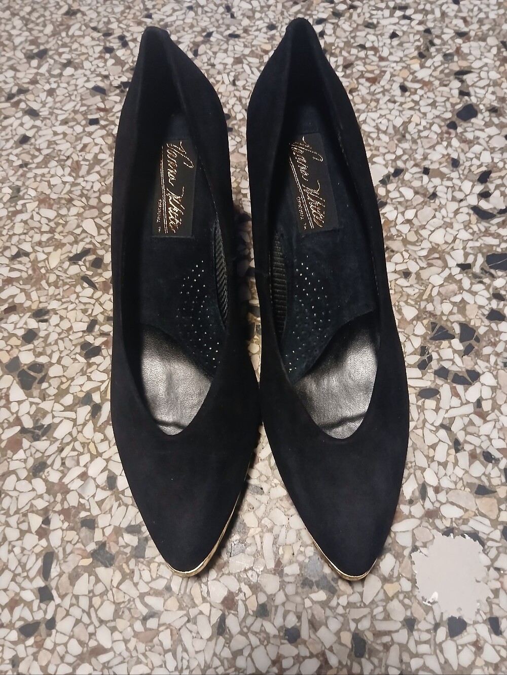 Vintage Vanna White, Black With Gold Trim Kitten Heels Size 9 - Picture 2 of 11